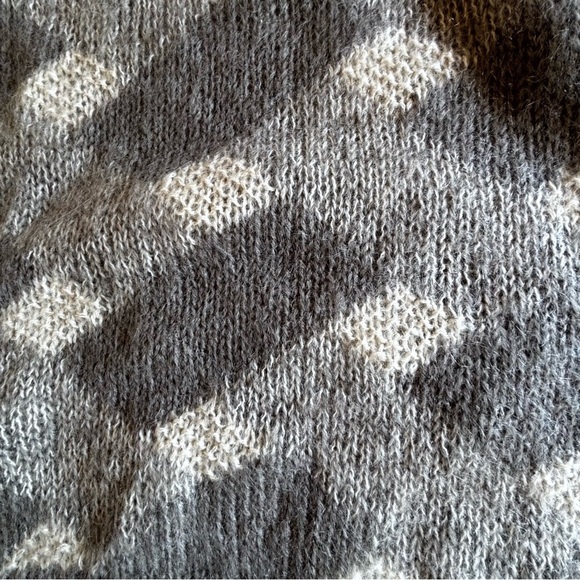 Banshee vintage diamond O’Hare blend cream and gray geometric cozy roll sweater - Picture 2 of 10